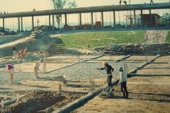 Construção do refeitório com vista para o prédio administrativo.